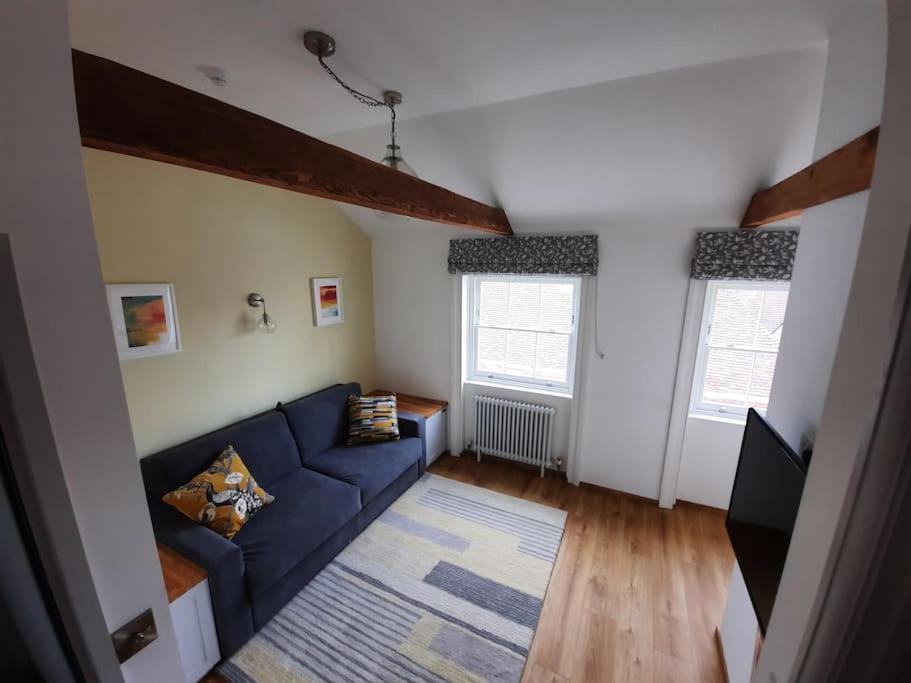Apartment 5 At Number 8: 1 Bedroom, Sofa Bed In Lounge, Kitchenette & Walk-in Shower Canterbury