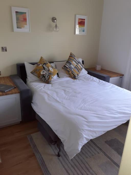 Apartment 5 At Number 8: 1 Bedroom, Sofa Bed In Lounge, Kitchenette & Walk-in Shower *