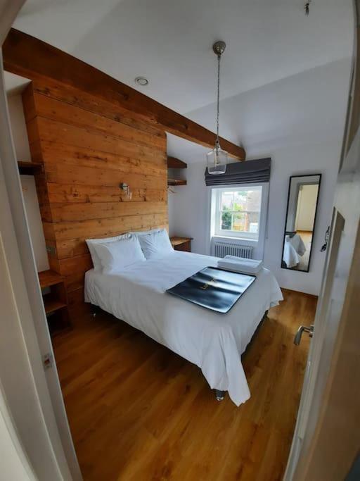 Apartment 5 At Number 8: 1 Bedroom, Sofa Bed In Lounge, Kitchenette & Walk-in Shower *