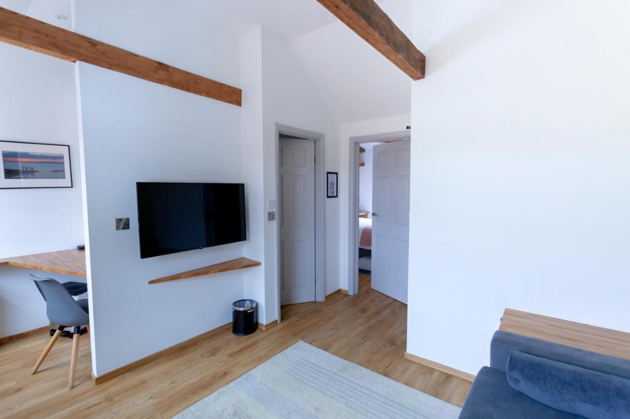 5 At Number 8: 1 Bedroom, Sofa Bed In Lounge, Kitchenette & Walk-in Shower
